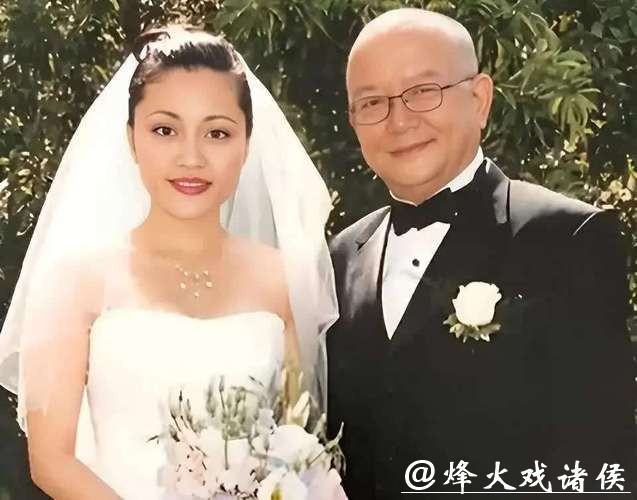 77岁王刚近况曝光！三婚娶小20岁美女教授，为了17岁儿子奔波不停