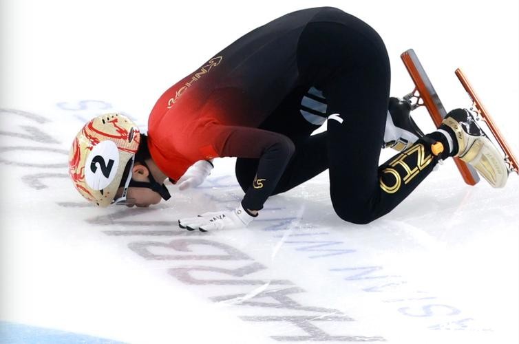 亚冬会刚夺金,队内就摔了?范可新告别前夜,中国女队接力陷内 亚冬会刚夺金,队内就摔了?范可新告别前夜,中国女队接力陷内